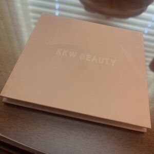 Kim Kardashian KKW Beauty
Powder Contour & Highlight Kit
shade Medium
